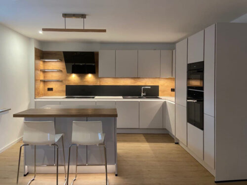 стильная кухня с островом и барной стойкой, кухня без ручек, премиум кухни, Nobilia, Touch, ЛДСп, матовый лак, серый шелковый, профильная ручка