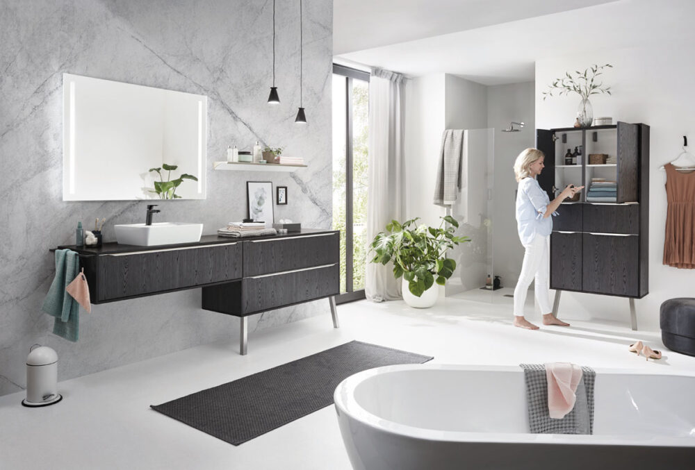 элегантная мебель в ванной, черно-белый интерьер ванной, фактура дерева, Srtructura, тумба на ножках, тумба с раковиной, 100 см, настенное зеркало, шкаф в ванную, nobilia, nobilia