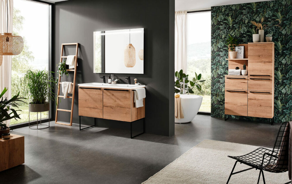 ванная комната в стиле эко-шик с окном, минимализм, мебель для ванной Structura, дуб Sierra, тумба на 2 раковины, встроенная раковина, 90 см, шкаф с зеркалом, подвесные шкафы, nobilia