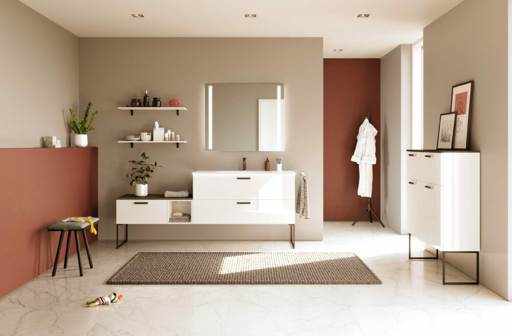 дизайнерский интерьер ванной, мебель для ванной на тонких ножках ассиметричные тумбы с раковиной, Focus. nobilia, премиум, белый глянцевый, МДФ, шкаф с ящиками, зеркало с LED-подсветкой, комод