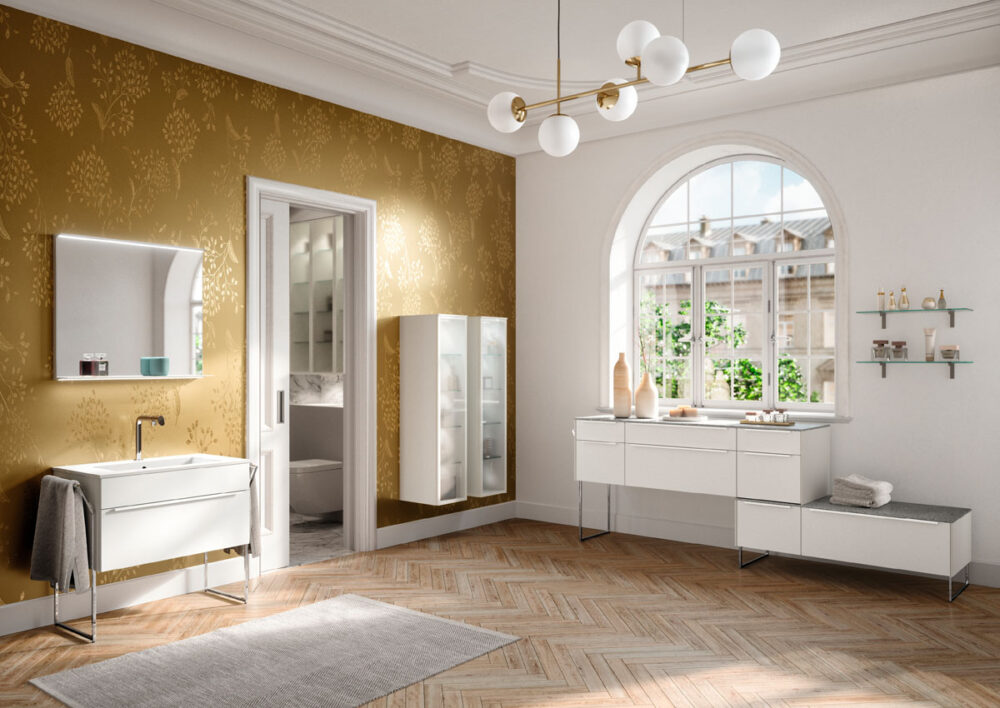 интерьер ванной с окном и элегантной белой мебелью, мебель для ванной, nobilia, Esaytouch, ьумба с раковиной, 90 см, тумба на ножках, дизайнерская мебель, зеркало с подсветкой, пенал со стеклом, 30 см