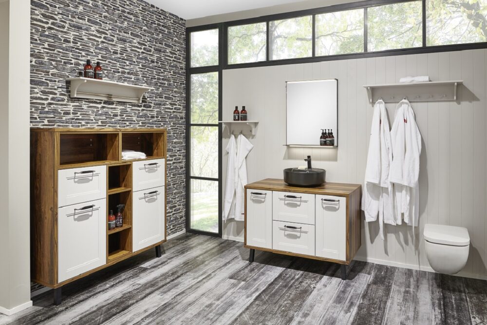 ванная комната с окном, мебель для ванной, классические фасады, York, nobilia, шпон ясеня, эмаль, серый шелк, рамочные фасады, тумба с раковиной, накладная раковина, круглая, черная