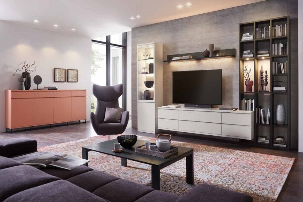тв-зона в гостиной со стеллажом и кресло-реклайнер, мебель без ручек для ТВ