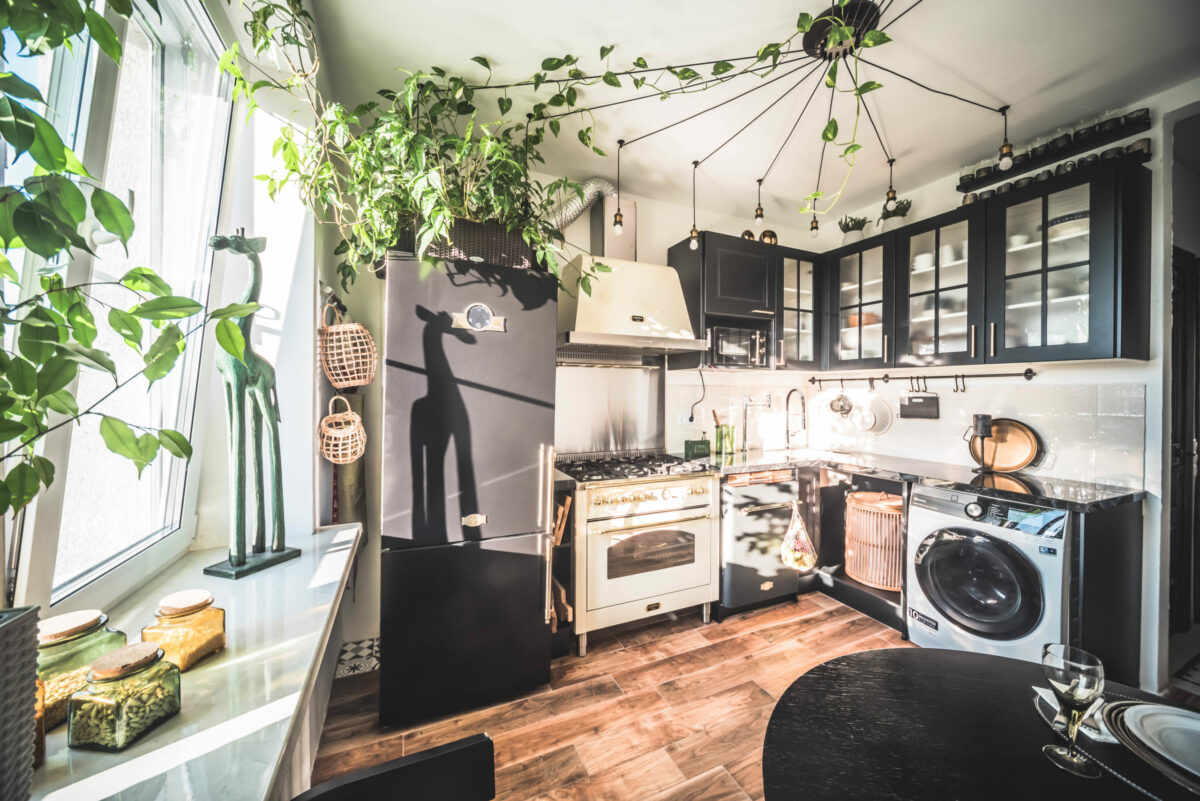 интерьер кухни с окном и техникой в стиле vintage, кухня nobilia, Sylt, неоклассика, черная кухня, МДФ, эмаль, premium, угловая кухня, ретро