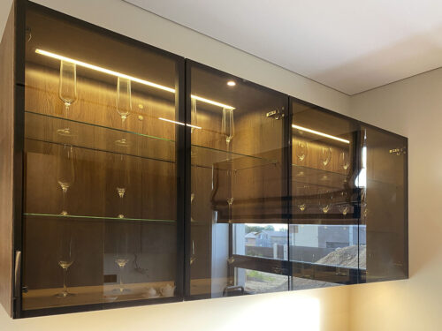 шкаф-витрина с фасадами из тонированного стекла, навесной шкаф, немецкие кухни, nobilia, premium, LED-подсветка,