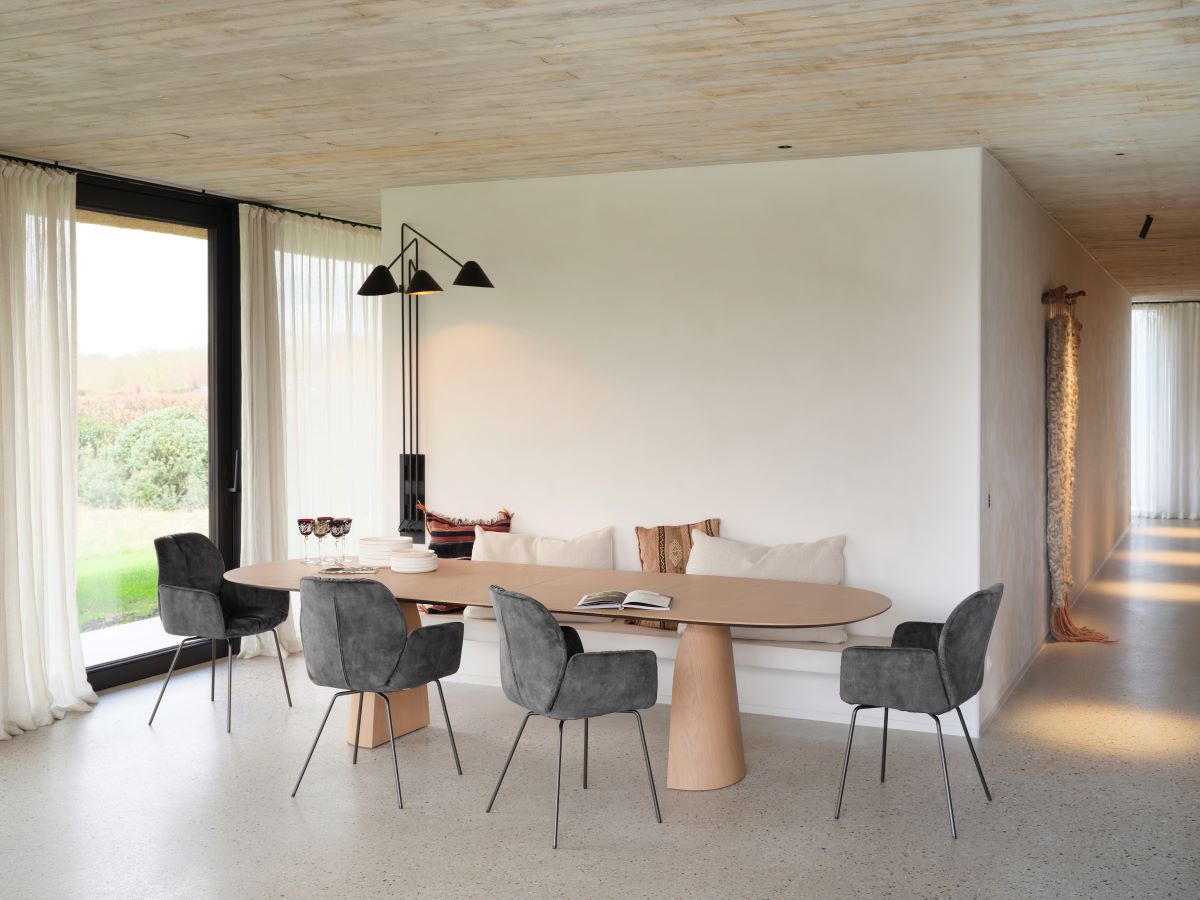 Дизайнерский стол Blossom, массив дуба, полукресла Mood, Mobitec, Бельгия