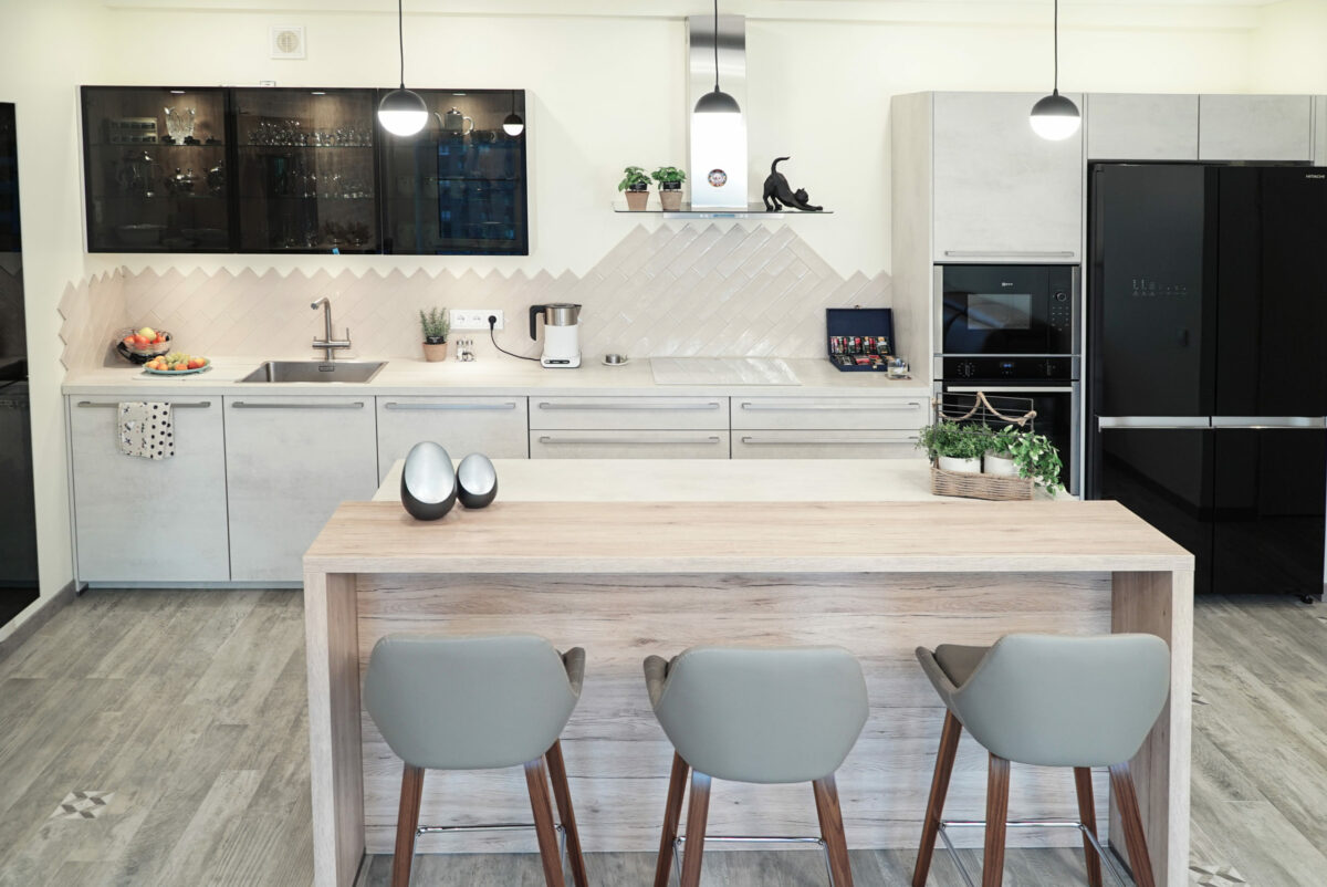 Кухня в белом бетоне с островом и барной стойкой, Riva Beton, кухни nobilia, TSS панель, дуб Сан Ремо, черное стекло, шкаф-витрина, premium