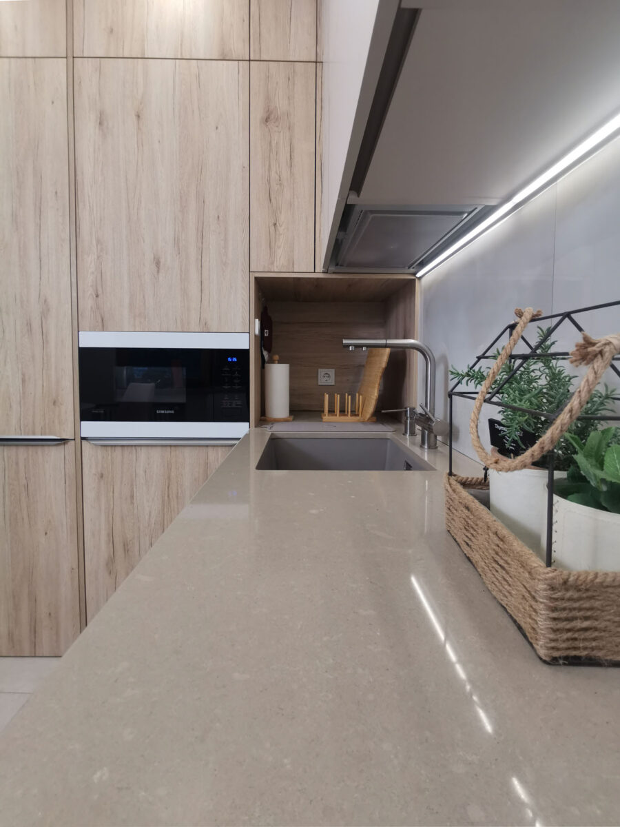 светлая угловая кухня с нишей и шкафами в потолок, кухня в потолок, burger kitchen, Дуб Honey, встроенная вытяжка, столешница кварцевая, подсветка фартука, дизайнерская кухня