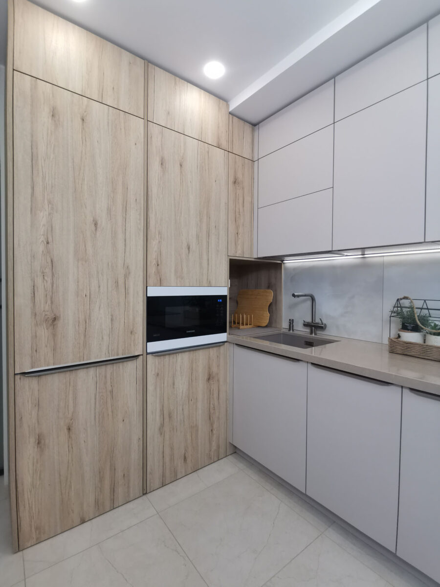 угловая кухня с нишей, кухня дизайнерская, burger kitchen, Cora, кухня в потолок, Дуб Honey, шкафы с техникой, столешница кварц, встроенная вытяжка, подсветка столешница, механизмы blum