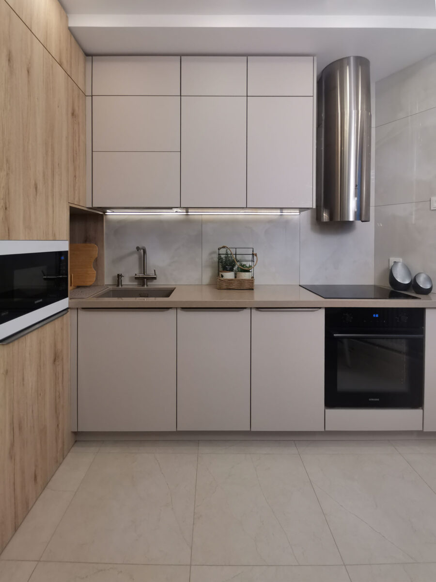 угловая кухня в потолок в светлых тонах, burger kitchen, кухня премиум, Ella, ЛДСП, эмаль матовая, Cora, Дуб Honey, каменная столешница,