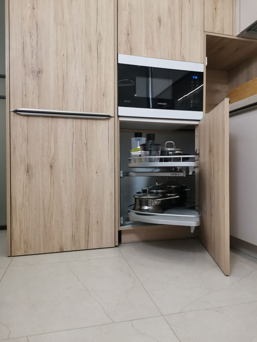 функциональный угол в кухне, угловой шкаф с поворотной каруселью и полуколонна с бытовой техникой, кухня по индивидуальному проекту, burger kitchen, Cora, дуб honey, ручка на ширину фасада, карусель в шкафу, проект в Москве,