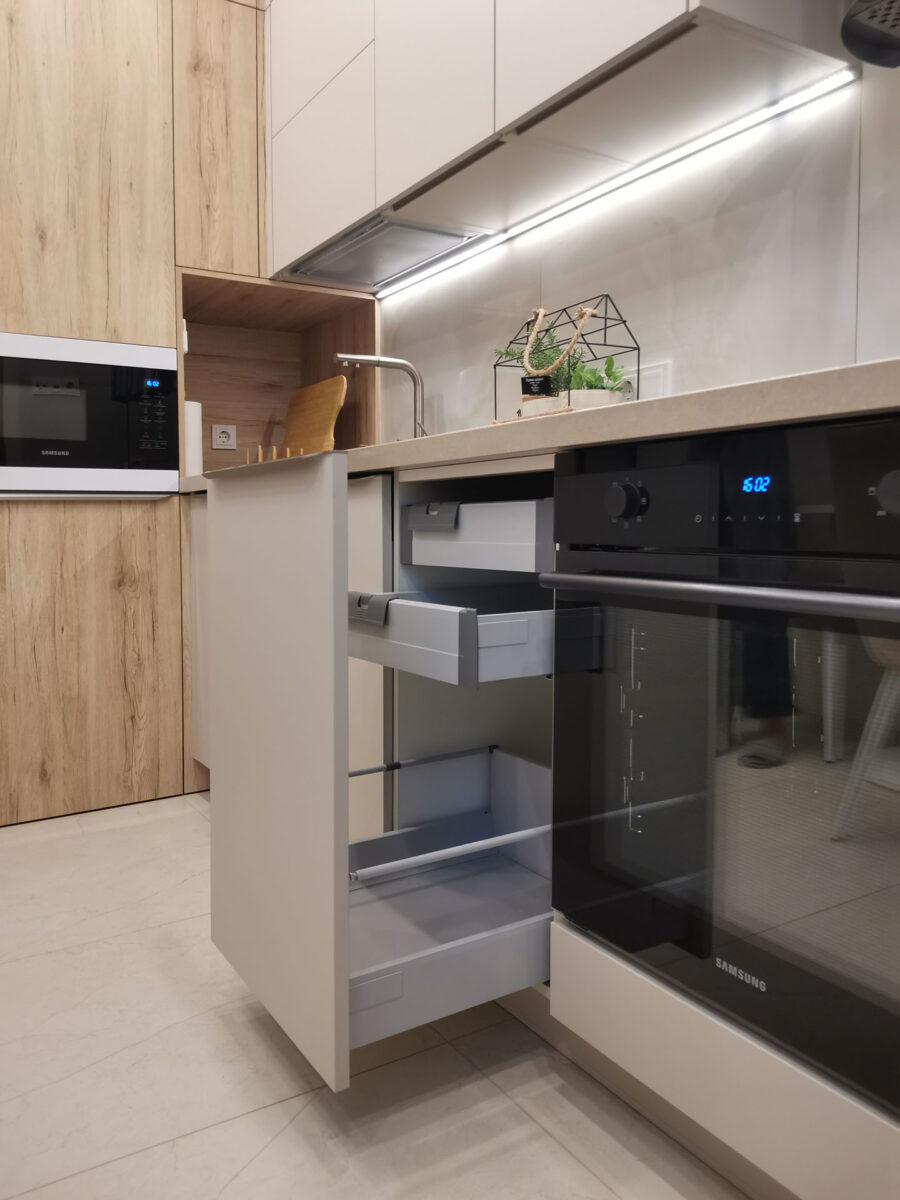 угловая светлая кухня с выдвижными фасадами, реализованный проект, burger kitchen, ЛДСП, эмаль матовая, механизмы blum, шкаф с внутренним ящиком, ручка на ширину фасада, Германия, premium