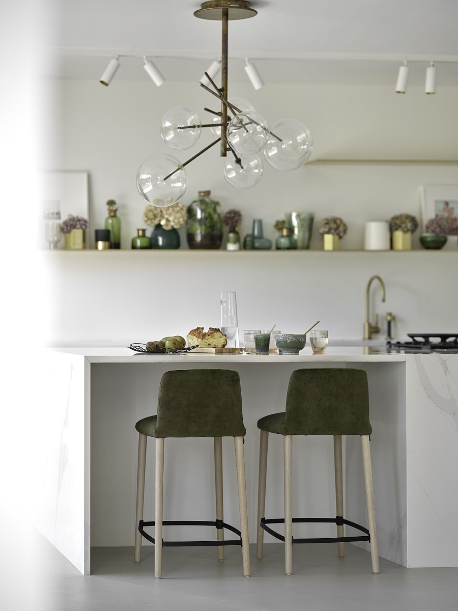 Стулья полубарные, Rob? 62 см, массив дуба, светлый, ткань, оливковый, кухня белая, современный, интерьер