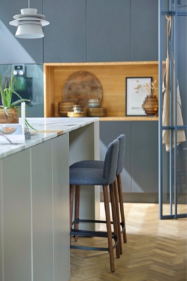 барный стул, Rob, 82 см, массив дуба, велюр, голубой, Mobitec, кухня белая, барная стойка