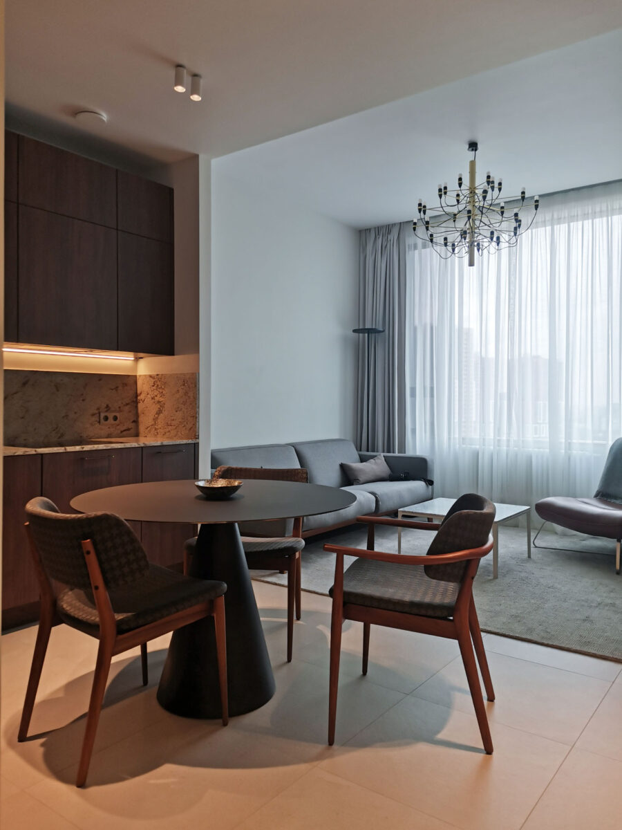 кухня-гостиная, кухня в нише, современный стиль, темный орех, Riva, немецкие кухни nobilia, дизайнерский стол, стулья, обеденная группа