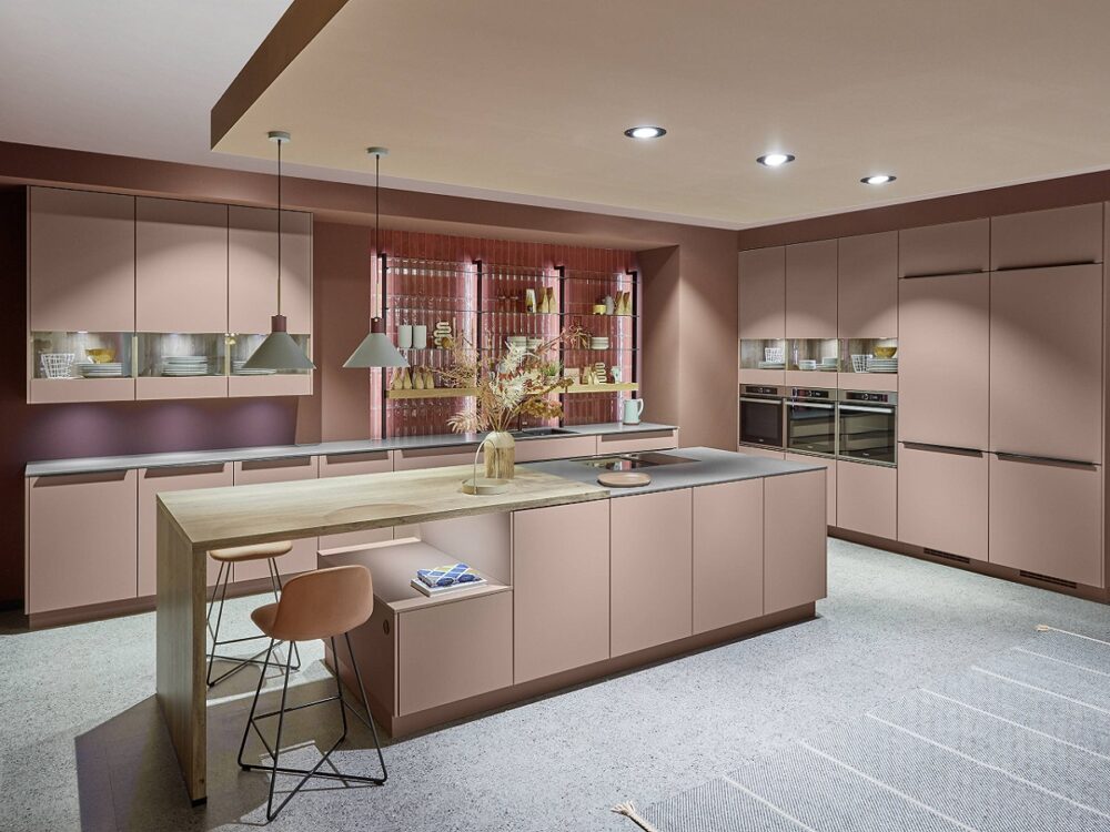 розовая кухня с островом и барной стойкой Senso Coral? nobilia, Peach Fuzz, цвет2024