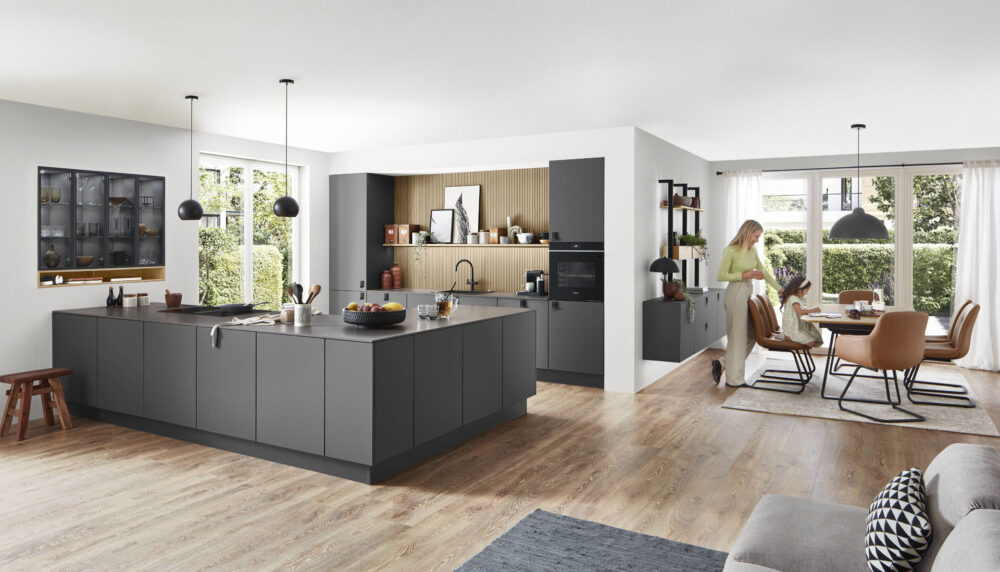 Серая кухня с островом