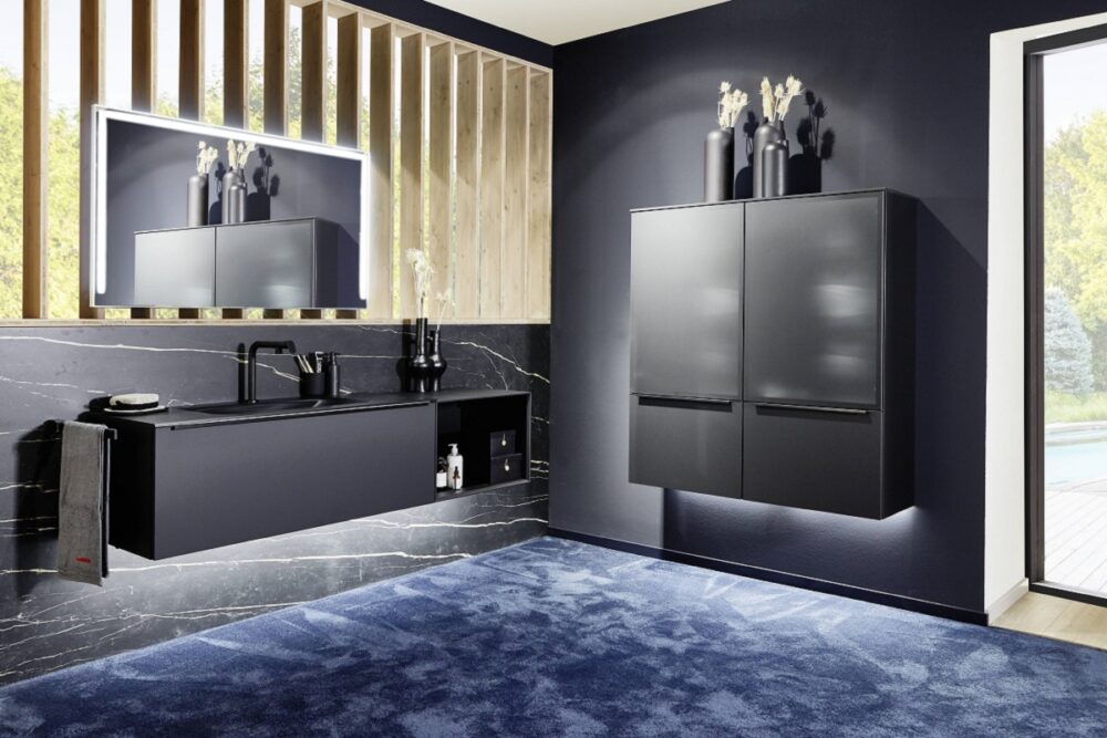 черная ванная комната с окном и деревянными панелями, мебель для ванной, Easytouch, nobilia, premium, anti fingerprint, подвесная тумба с раковиной, 100 см, Fenix, черный, шкаф в ванную, смеситель черный, встроенная раковина