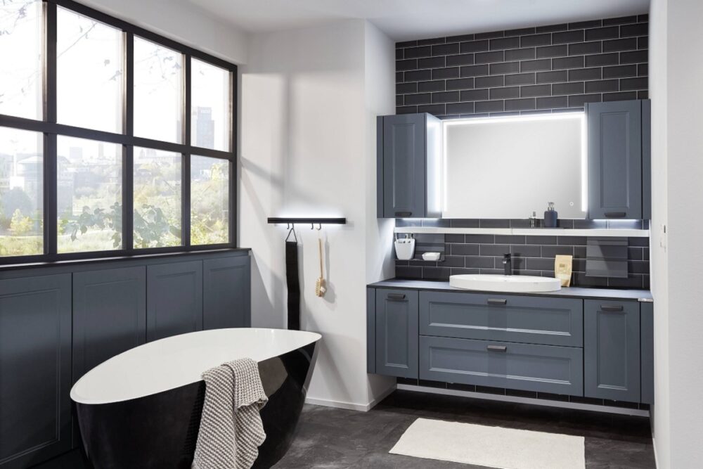 ванная комната в английском стиле, мебель для ванной, Cascada, nobilia, синий фьорд, МДФ,, эмаль матовая, синий, рамочный фасад, неоклассика, тумба с раковиной, зеркало с подсветкой