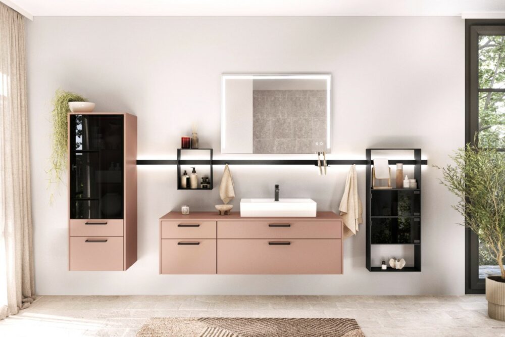 розовая мебель для ванной, nobilia, Senso, МДФ, эмаль, без отпечатков пальцев, тренд 2024, Peach fuzz. тумба с раковиной, пенал, черное стекло, Sign Emotion, релинг с подсветкой, металлические боксы