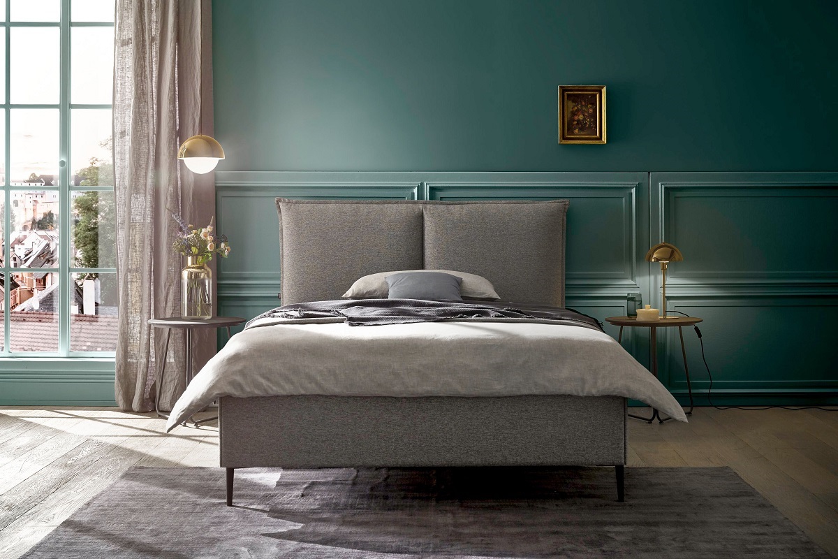 кровать на тонких ножках с мягким объемным изголовьем и ящиком для хранения, FeMyDream, Femira, Германия, серый, мебель для спальни, интерьер спальни, зеленый, зеленый шалфей