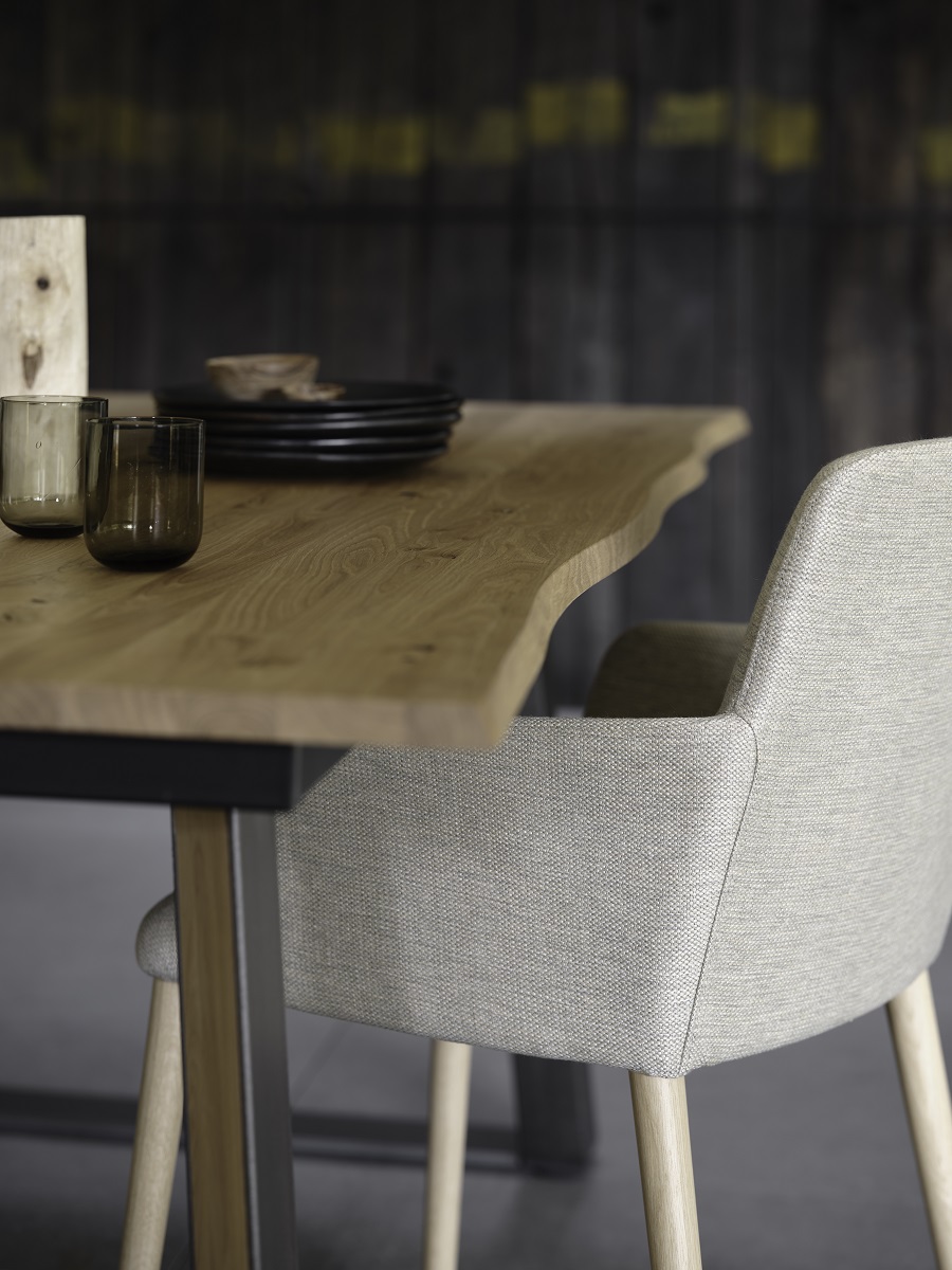 Стол обеденный из массива дуба, Table Goa, Mobitec, столешница с резным краем, wild oak. обеденный стул Rob,