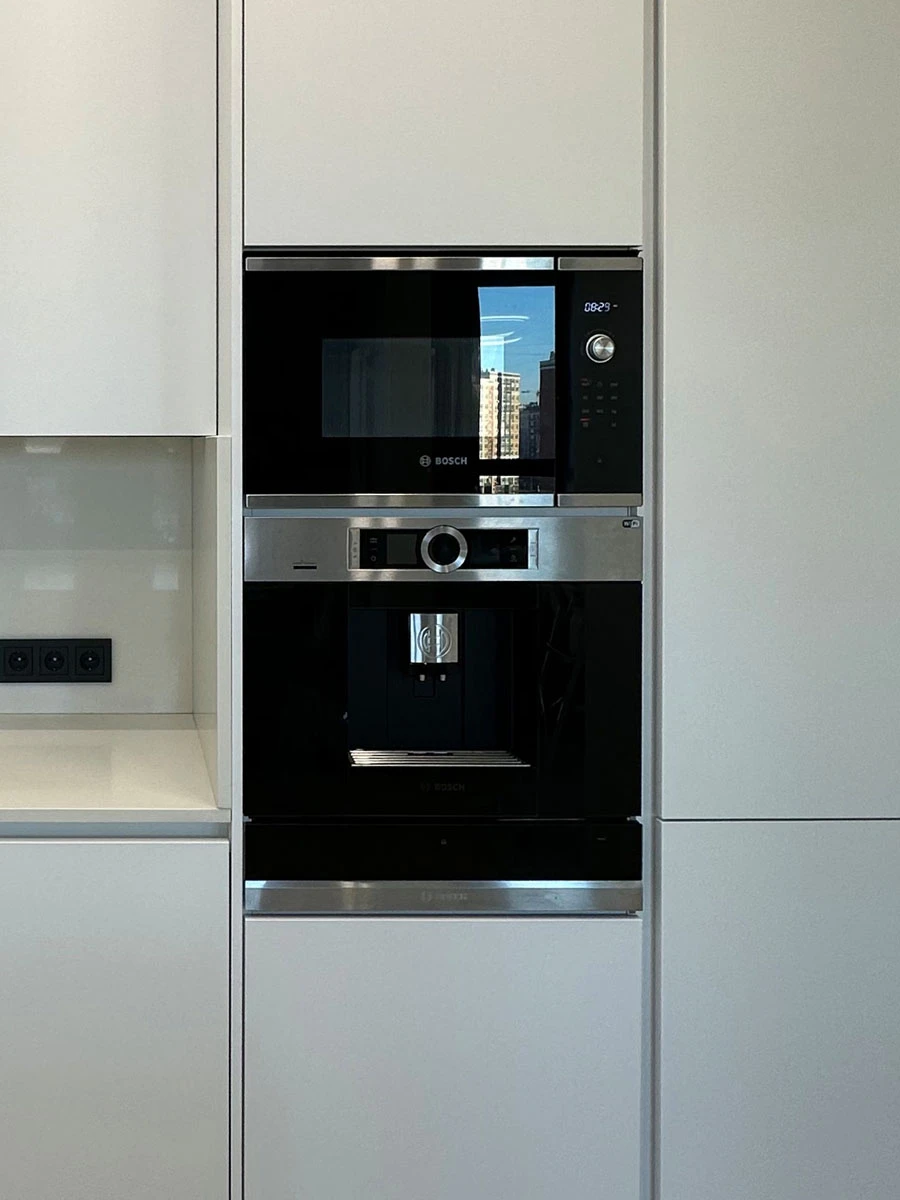 Белая п-образня немецкая кухня