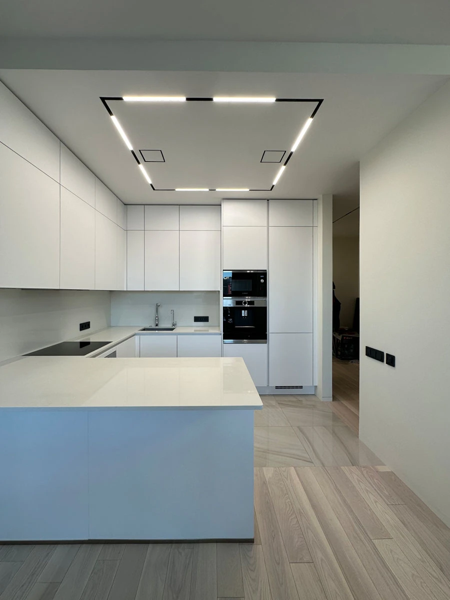 Белая п-образня немецкая кухня. Фасады без ручек и отпечатков пальцев