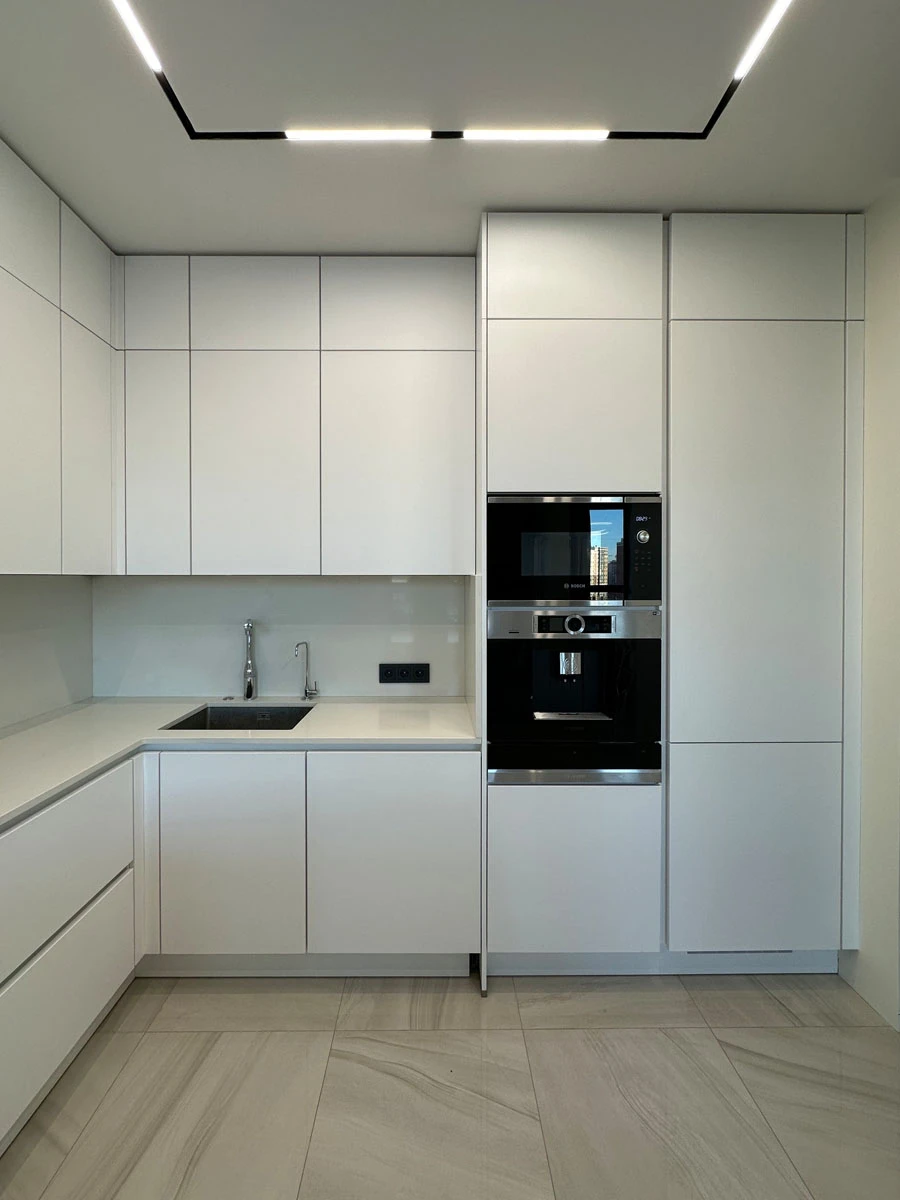 Белая п-образня немецкая кухня