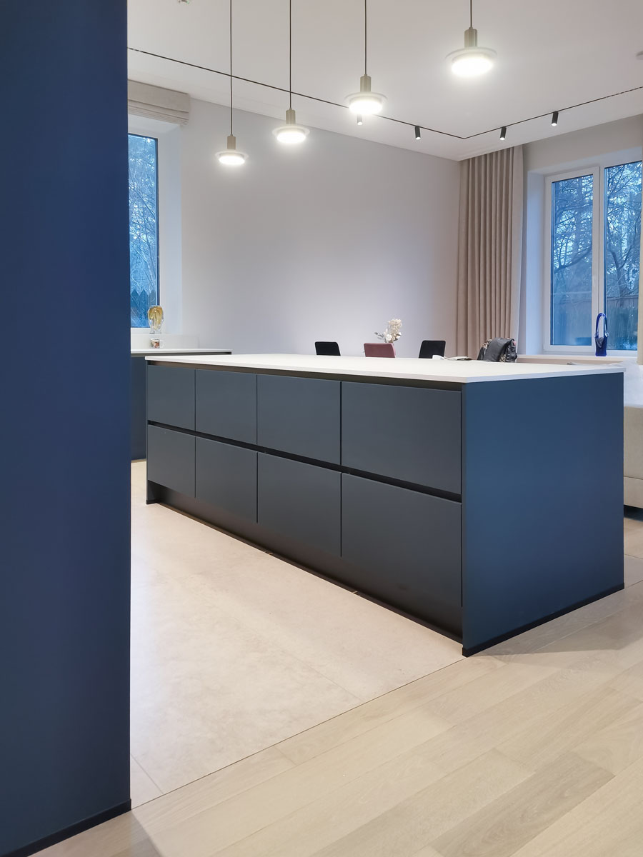 Синяя кухня с островом