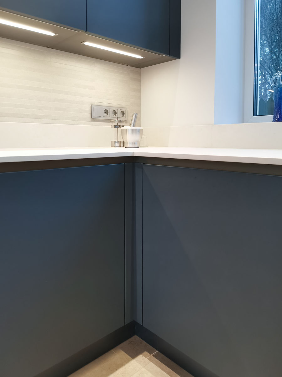 Синяя кухня с золотым профилем гола