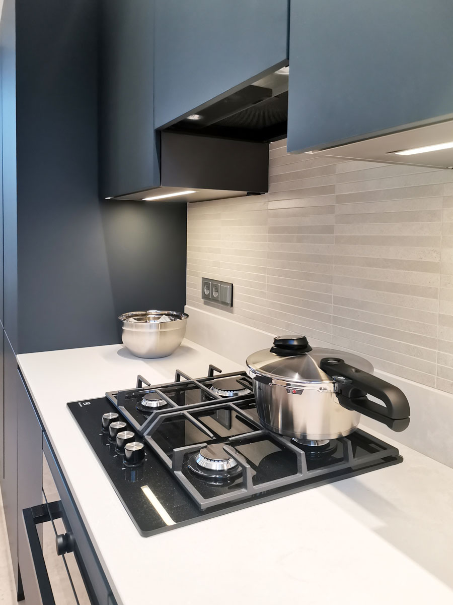 Синяя кухня с золотым профилем гола