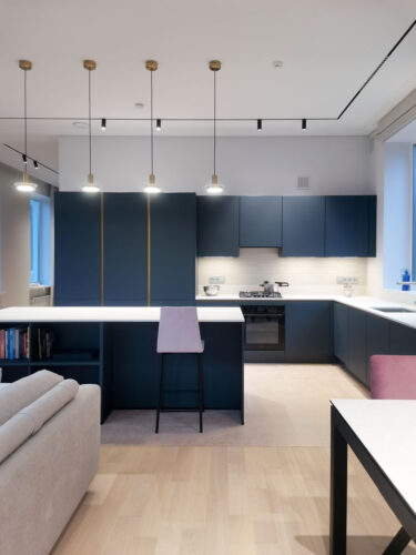 Синяя кухня с золотым профилем гола