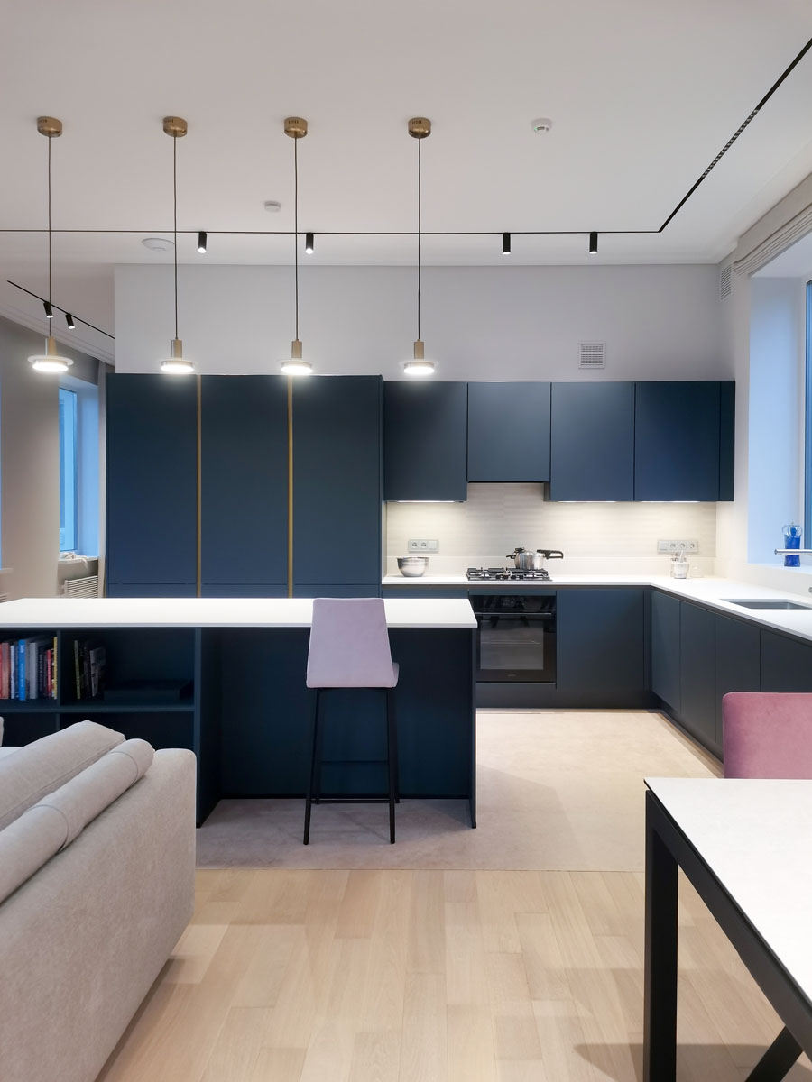 Синяя кухня с золотым профилем гола