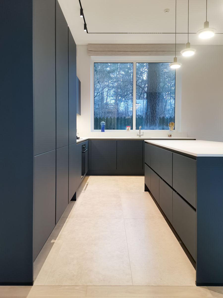 Синяя кухня с золотым профилем гола