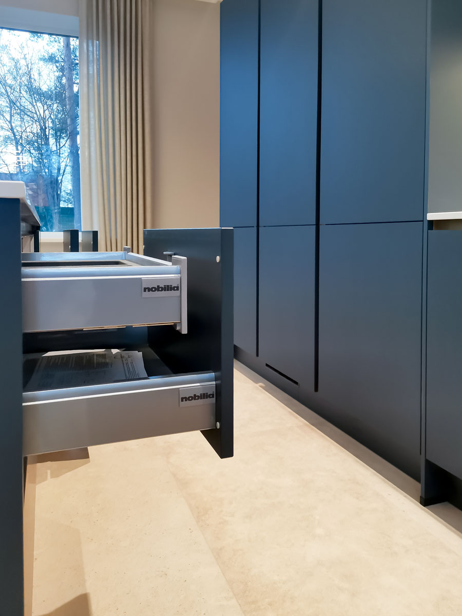 Синяя кухня с золотым профилем гола