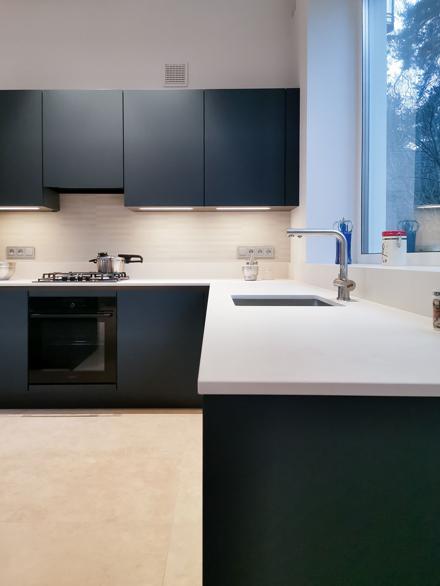 Синяя кухня с золотым профилем гола