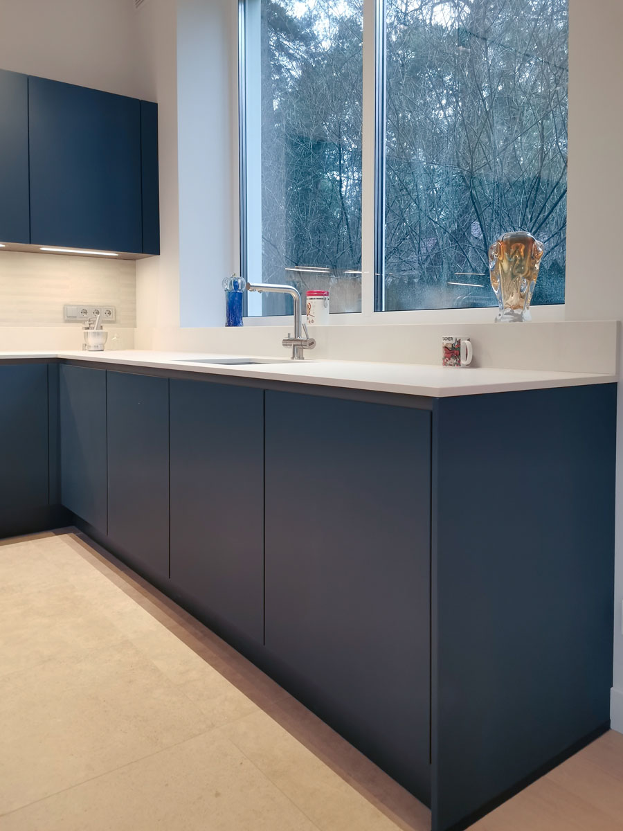 Синяя кухня с золотым профилем гола