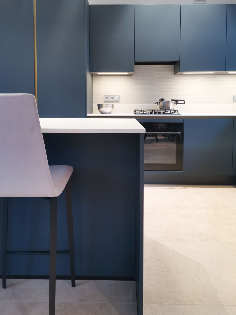 Синяя кухня с золотым профилем гола