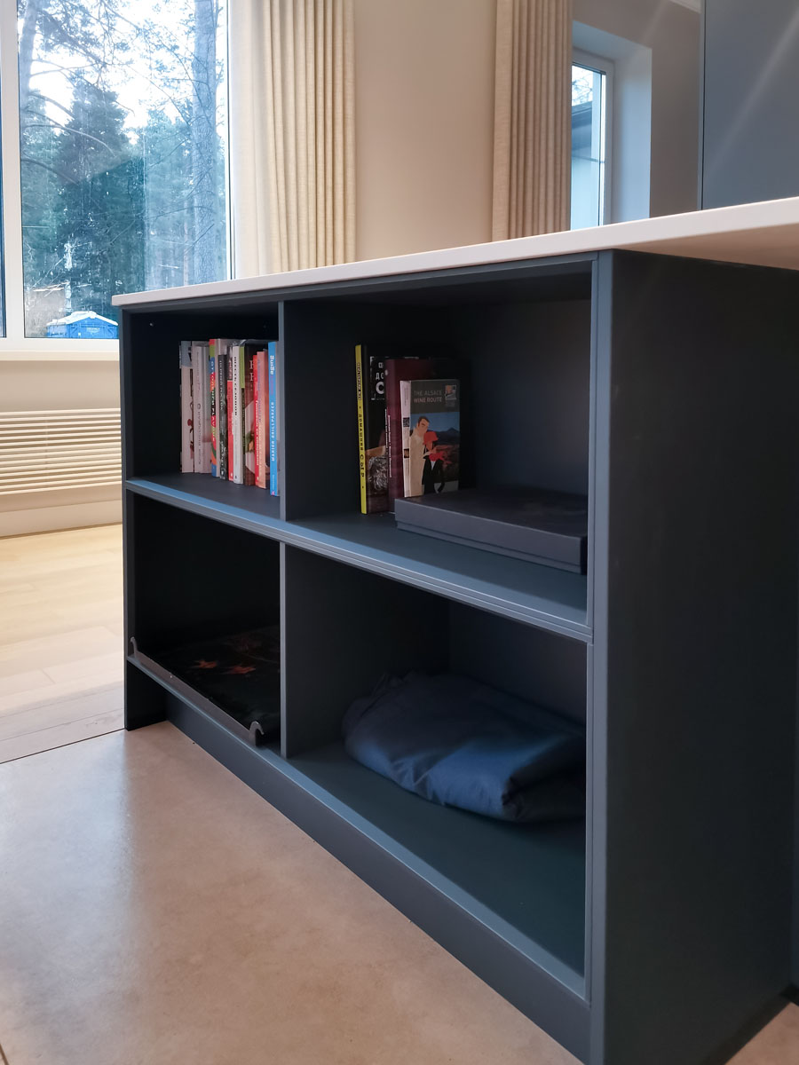 Синяя кухня с золотым профилем гола