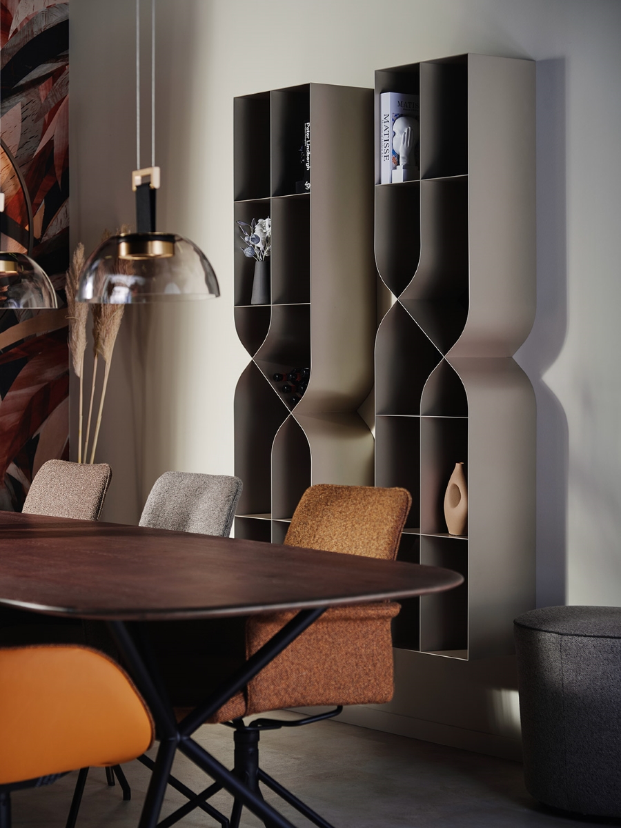 Интерьер с дизайнерским стеллажом Shelf, обеденный стол Taras, стулья Jaro, christine Kroencke