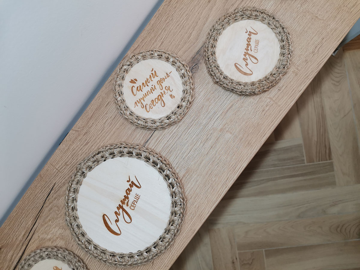 Маленькая белая дизайнерская кухня