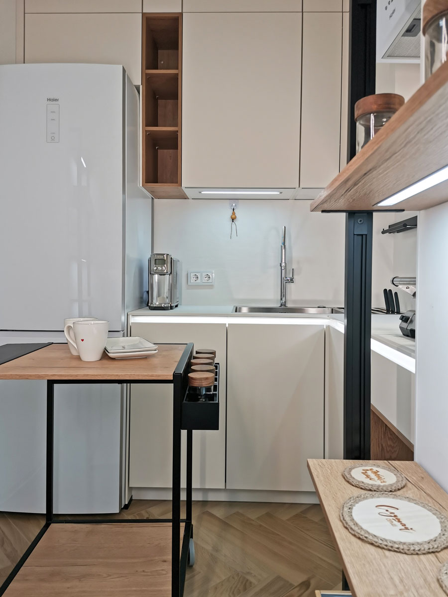 Маленькая белая дизайнерская кухня