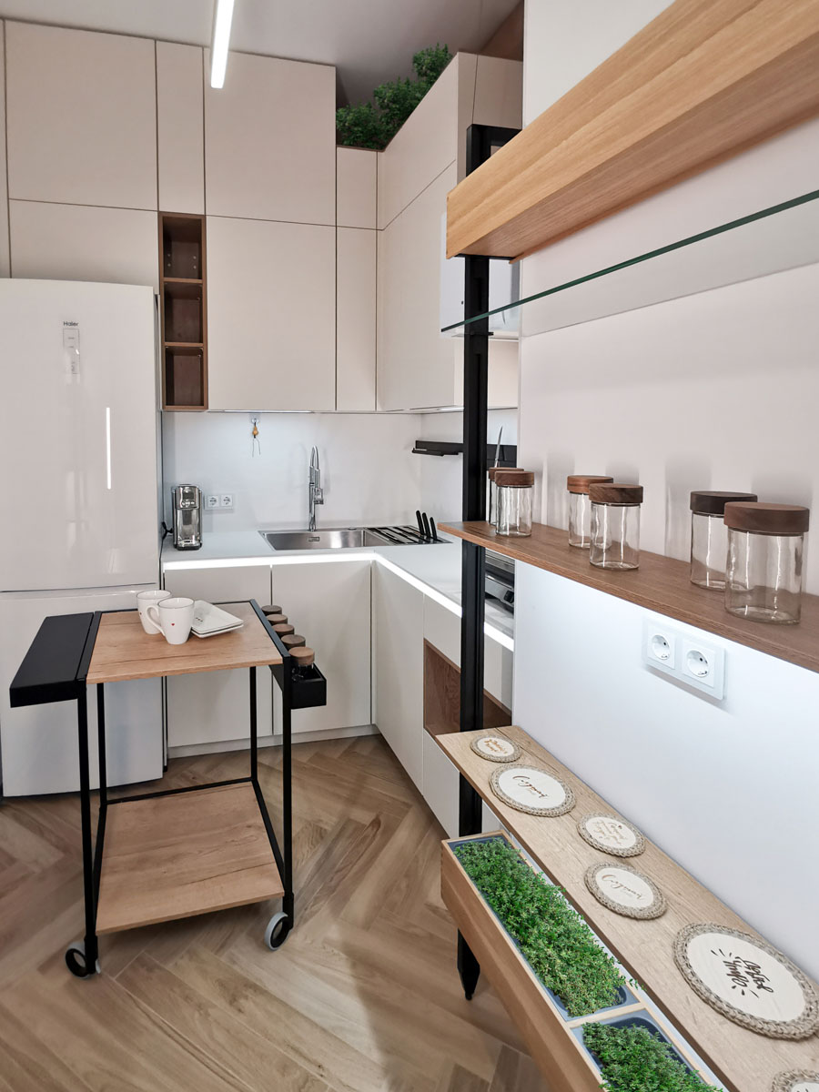 Маленькая белая дизайнерская кухня