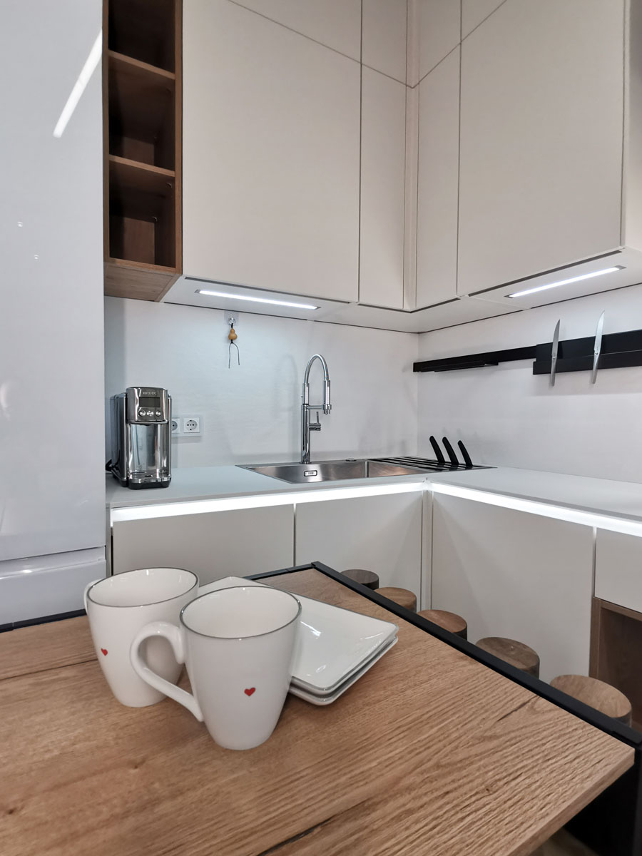 Маленькая белая дизайнерская кухня