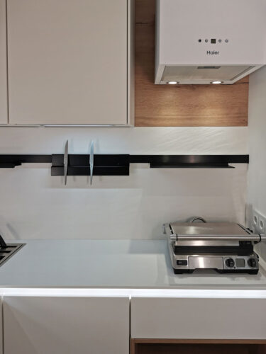 Маленькая белая дизайнерская кухня