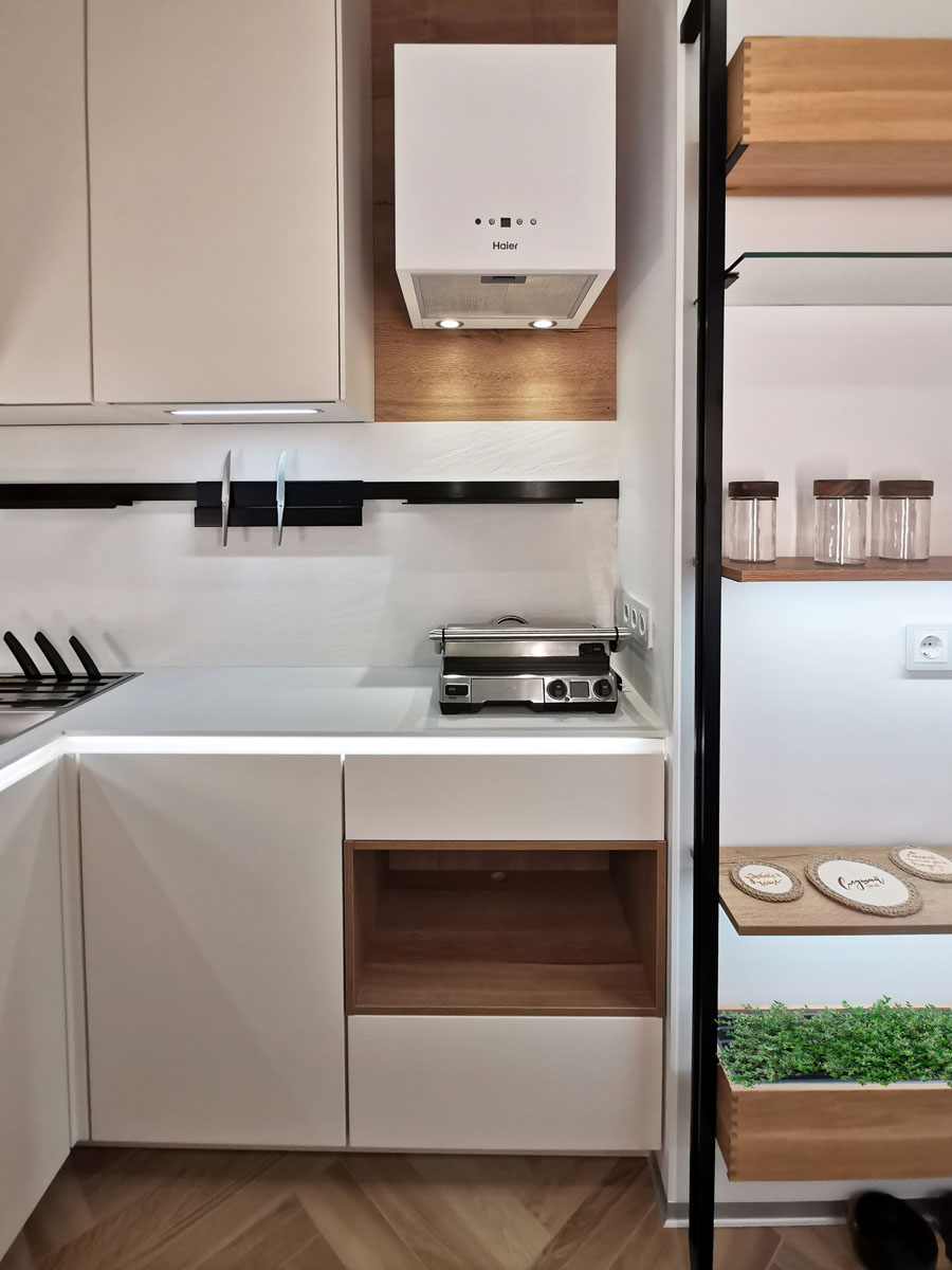 Маленькая белая дизайнерская кухня