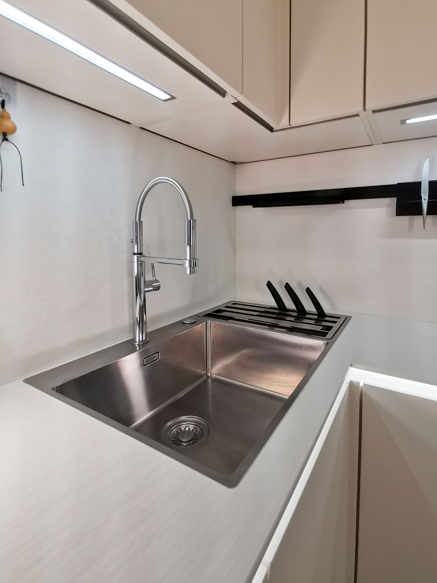 Маленькая белая дизайнерская кухня