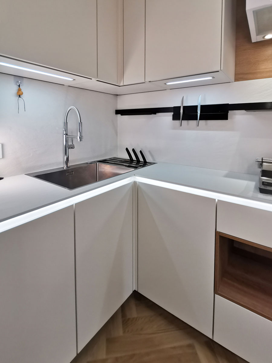 Маленькая белая дизайнерская кухня