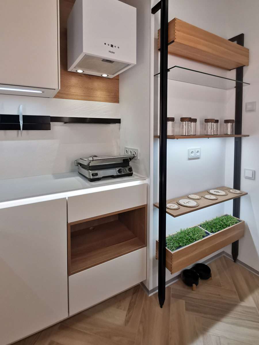 Маленькая белая дизайнерская кухня